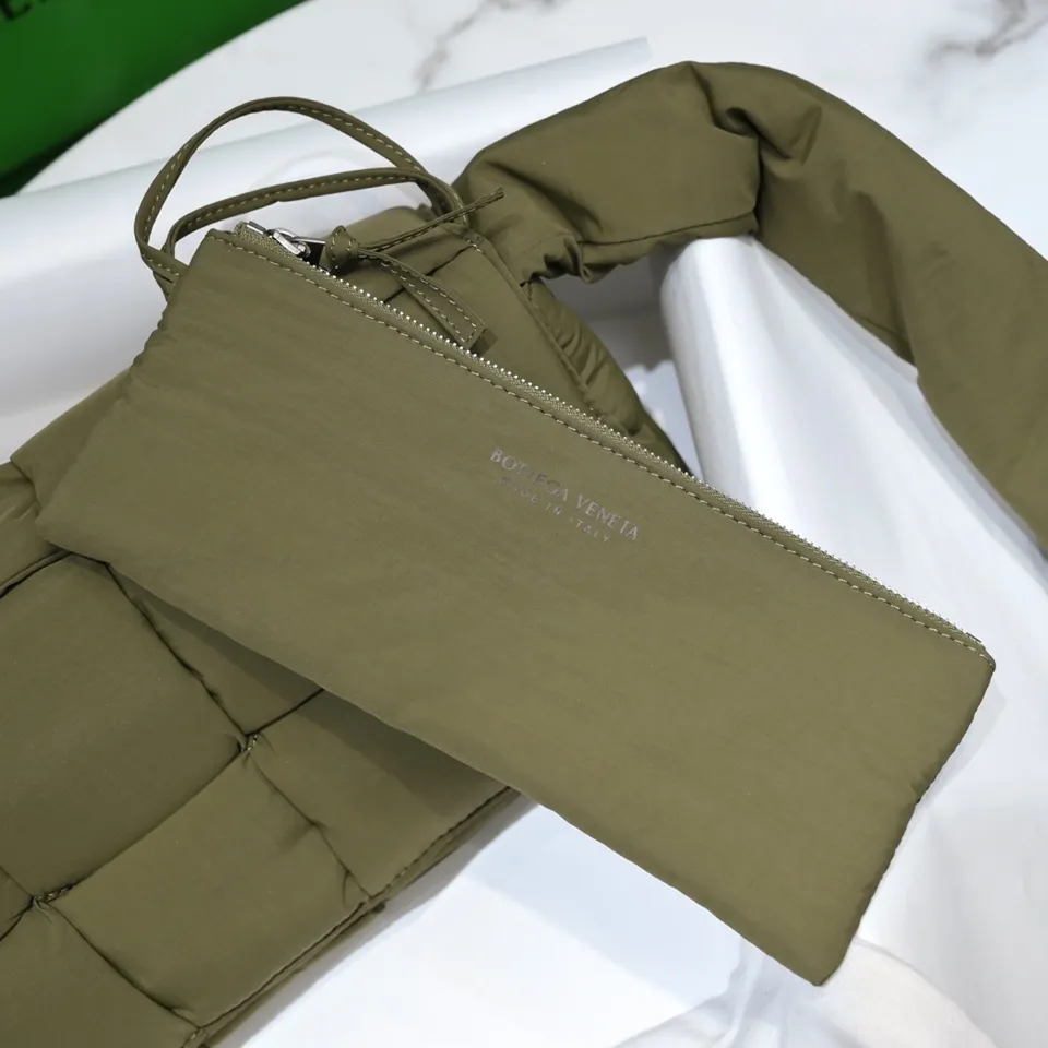 #𝐂𝐀𝐒𝐒𝐄𝐓𝐓𝐄 Nylon tofu tofu bag This Cassette is so cute, its cute appearance does not affect its practicality and the capacity is good! The fabric is low-key and very textured, suitable for daily wear with casual wear. The cross-woven design of the wide cloth is really stunning. The bag has a puffy shape and feels like a piece of tofu. It can be worn on one shoulder, cross-body or as a waist bag. You can also adjust the shoulder strap to the size of the bag under the armpit, so you can have it all! S30x15cm【8951#】real shot